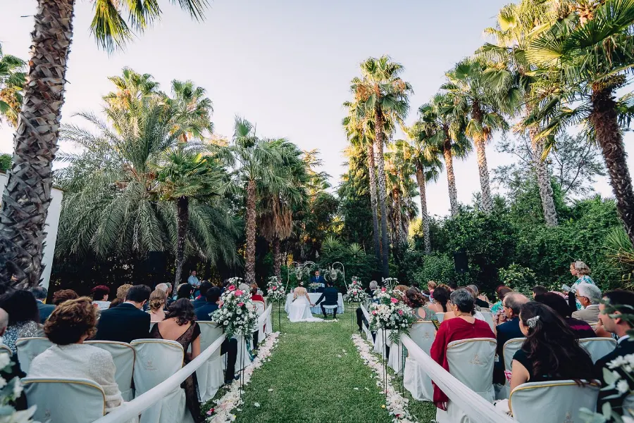 Ceremonia al anochecer bajo la pérgola